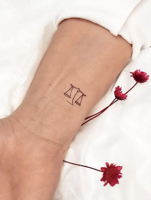 Small Libra scale on the wrist by @tatuagens_deliicadas