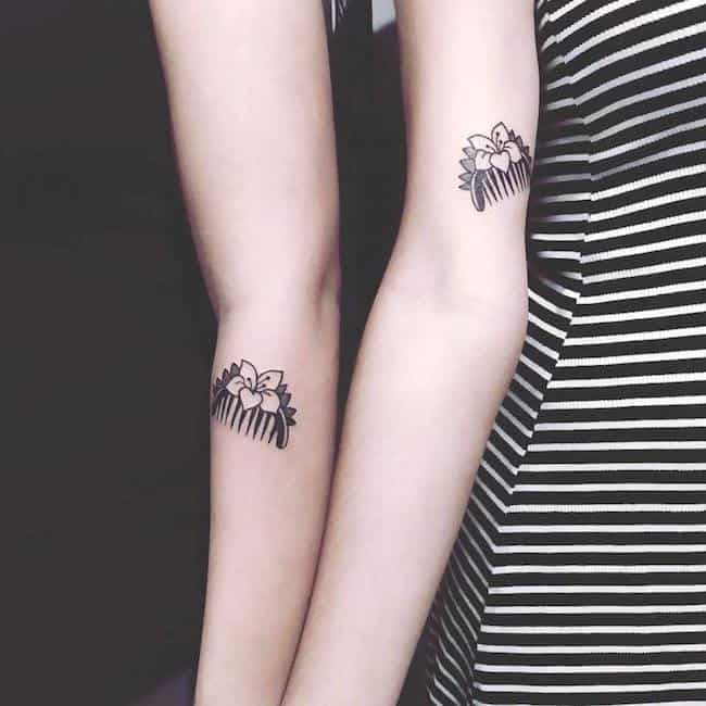 A pair of girly comb tattoos for besties by @kkintsukuroii