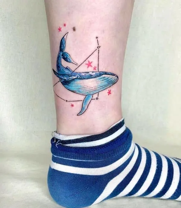 A watercolor ankle tattoo with contrasting colors by @uoojuin_tattoo