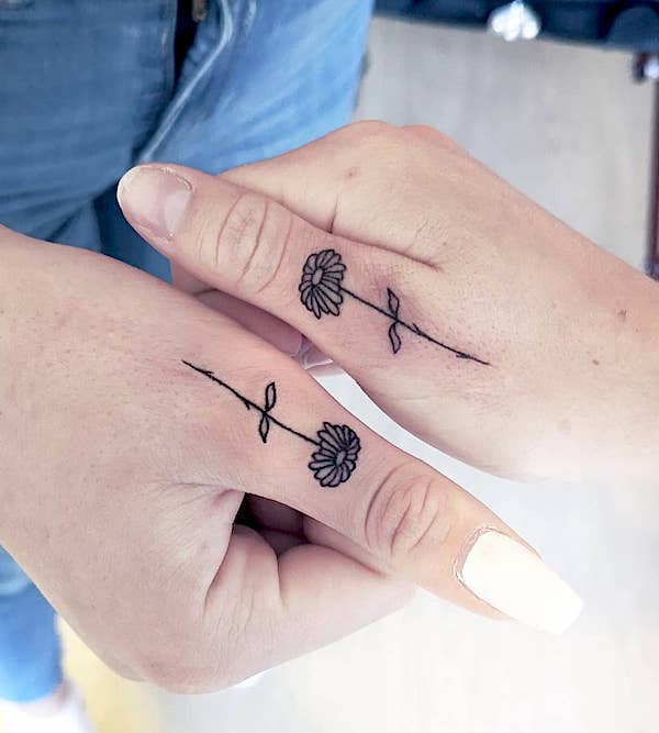 Rose sisters tattoos on the finger by @tattoosbyriinrank - Meaningful tattoos for sisters