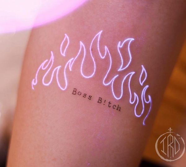 Un tatuaggio boss b*tch invisibile sul braccio di @nhi.ink