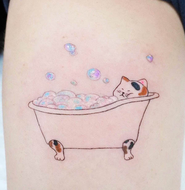 Bubble bath cat thigh tattoo by @oooooatmeal- Unique and cute tattoos for cat lovers