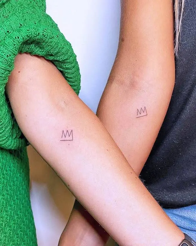 A pair of simplified crown tattoos by @luna.fino- Minimalist matching BFF tattoos