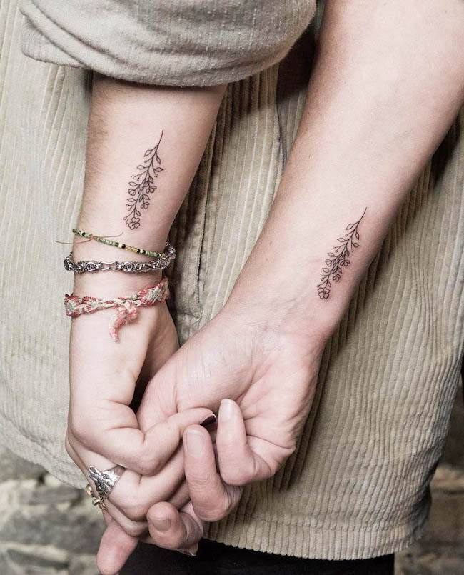 Simple and elegant floral tattoos for best friends by @oxel_tattoo - Minimalist matching BFF tattoos