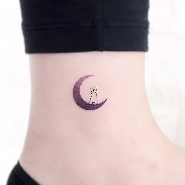 A girly ankle tattoo for minimalist by @greem.tattoo