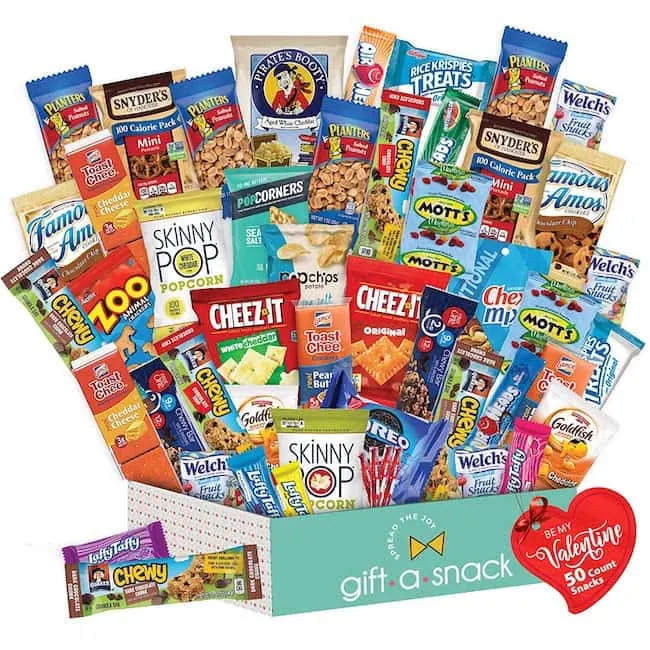 A snack basket to spoil your LDR loved one - Sweet gifts for long-distance couples