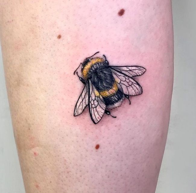A bumble bee tattoo by @anitchca