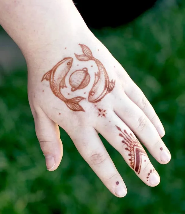 Pisces hana tattoo on the hand by @loskkee