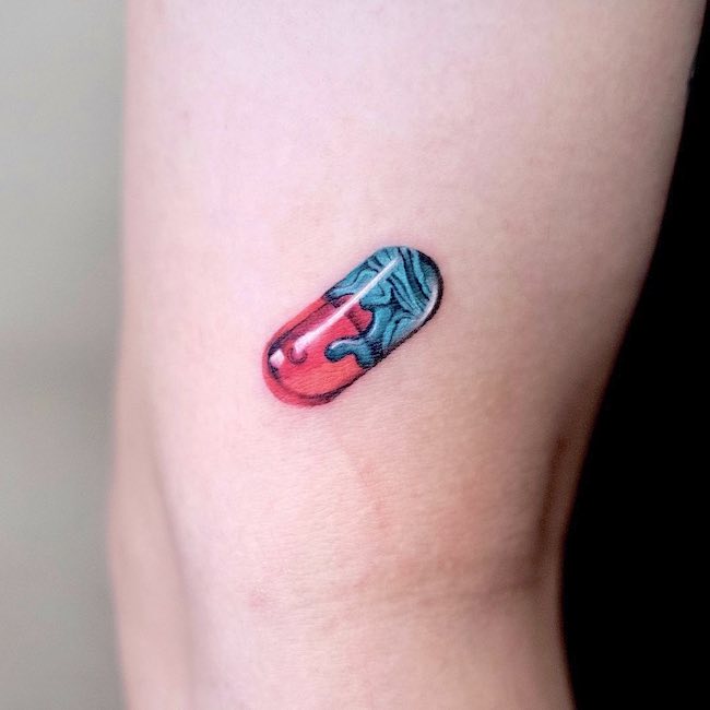 Tattoo mit roter Pille und blauer Pille von @newtattoo_studio