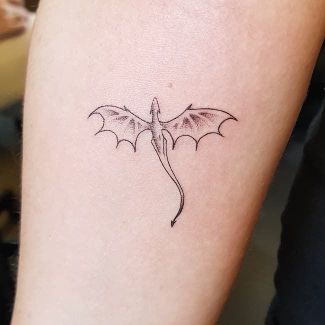 Simple dragon silhouette tattoo by @maiapoppytattoo- best dragon tattoos for women and girls