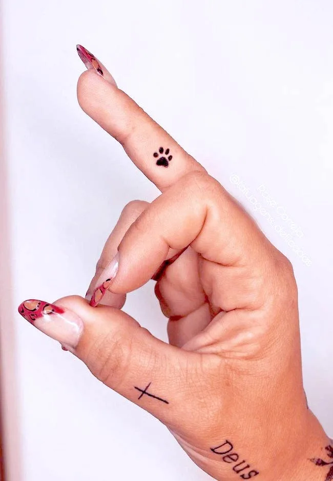Tiny paw finger tattoo by @tatuagens_deliicadas