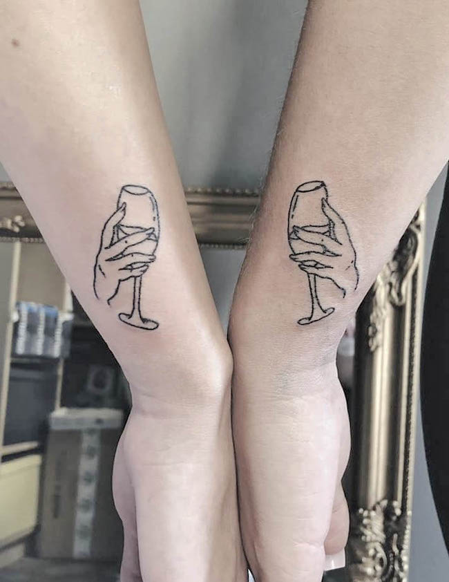 Cheers_matching Weingläser Tattoos für Zwillinge von @_kontikas_
