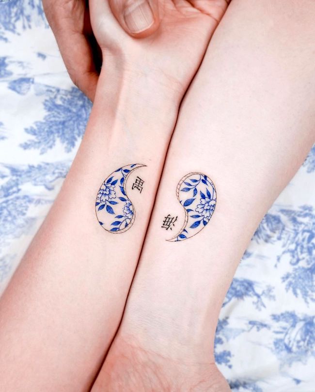 Yin und Yang passende Handgelenk-Tattoos von @e.nal_.tattoo
