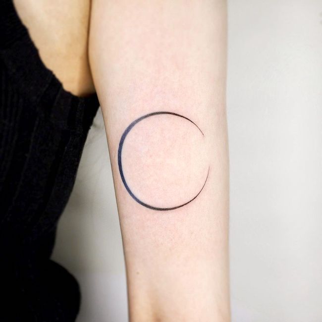 crescent moon arm tattoo by @mint_tattooist