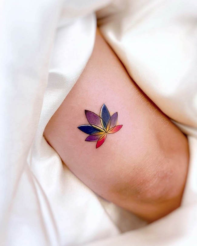 Lotus-Tattoo über Stärke und Belastbarkeit von @tattooist_zec