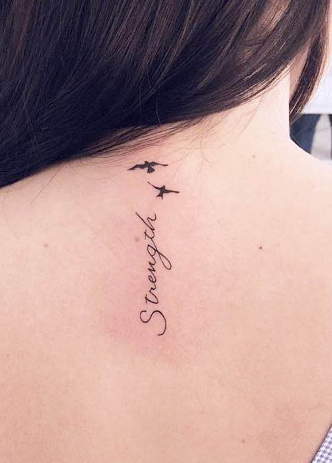 Skript-Tattoo mit vertikaler Stärke von @alexisvargasart
