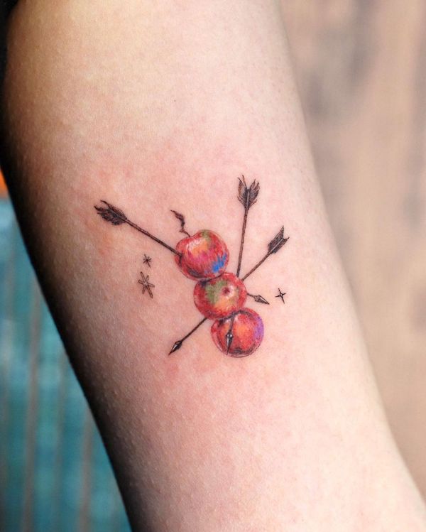 Tatuaggio con mela e freccia di @second.pin