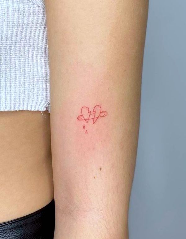 Kleines bedeutungsvolles Tattoo mit gebrochenem Herzen von @m3.ink