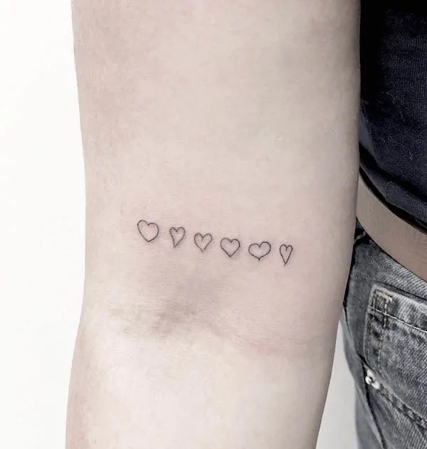 Minimalist hearts family tattoo by @michaelafoordentattoo