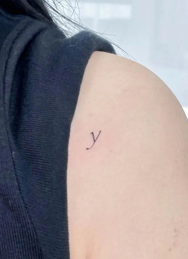 A simple Y on the shoulder by @seoul.poke