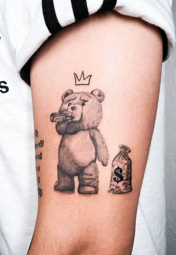 Ted-Realismus-Tattoo auf dem Arm von @clemente.tats