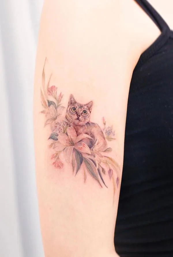 Super cute cat upper arm tattoo by @vandal_tattoo