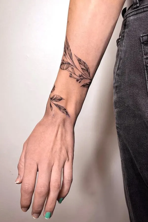 Upper arm vine tattoo by @kaylajordyntattoos