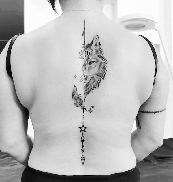 Wolf and arrow spine tattoo by @binhoo_tattoo
