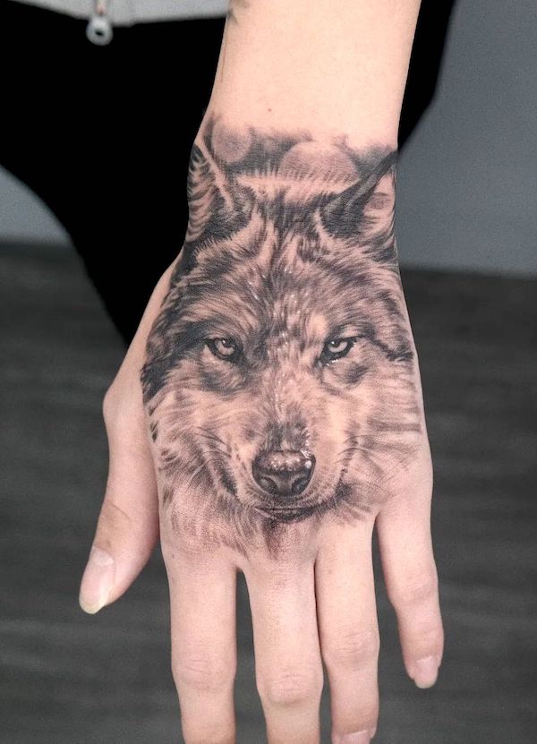 Wolf full hand tattoo by @tattooist_zeto