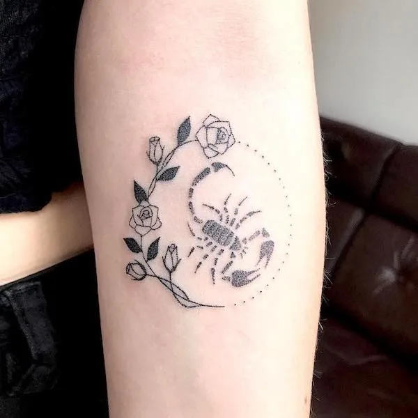 A floral circle scorpion tattoo by @indigoforevertattoos