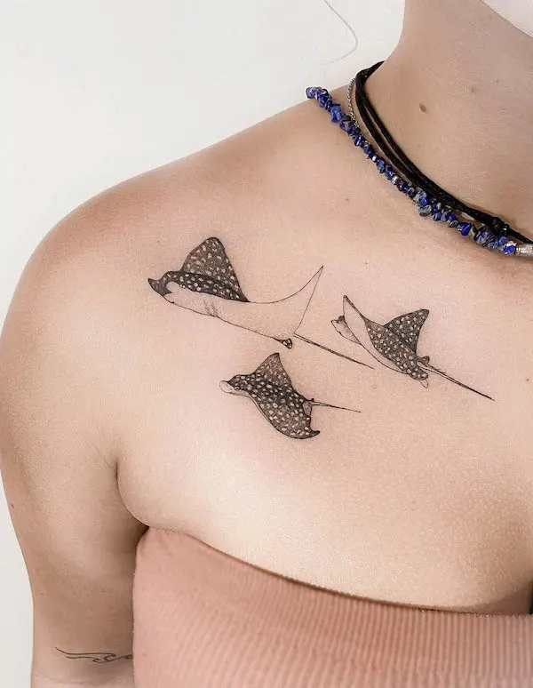 Adorable ray fish collarbone tattoo by @eli_inlayerink