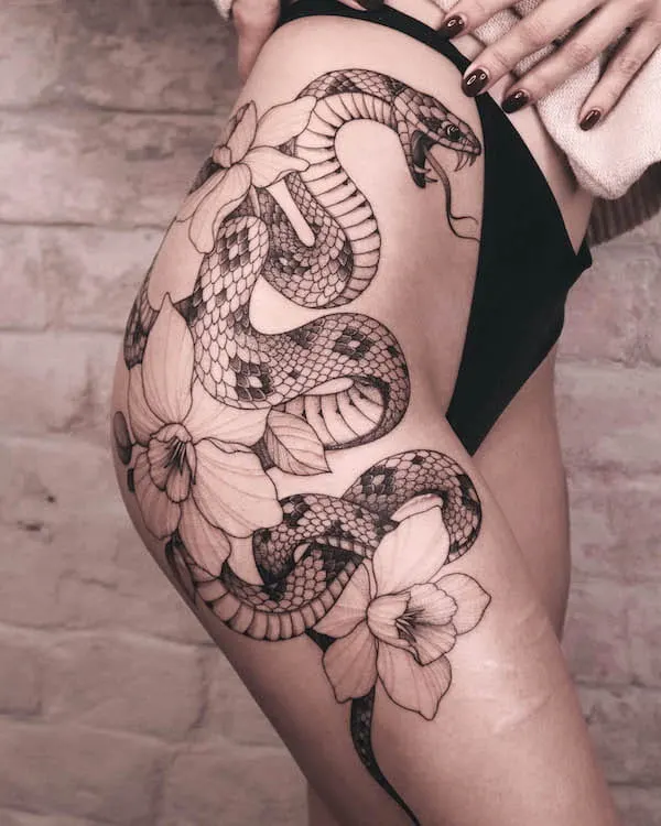 Gorgeous snake thigh tattoo by @vlada.2wnt2