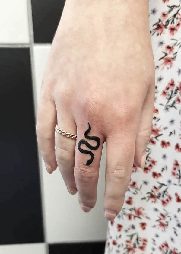 Tiny snake finger tattoo by @froggiemaggie.tattoo