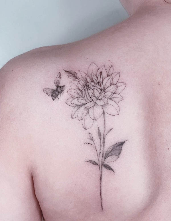 Fine line bee and flower shoulder blade tattoo by @carinsilver_physalistattoo_