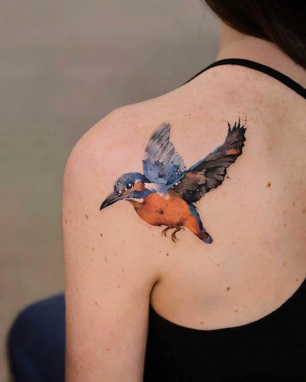 Kingfisher shoulder blade tattoo by @newtattoo_qiqi
