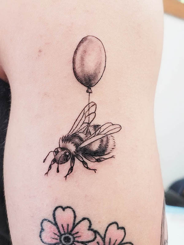The balloon bee tattoo by @tailoftherattattoo