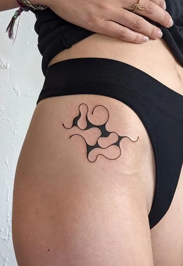 Abstract blackwork hip tattoo by @molebulle