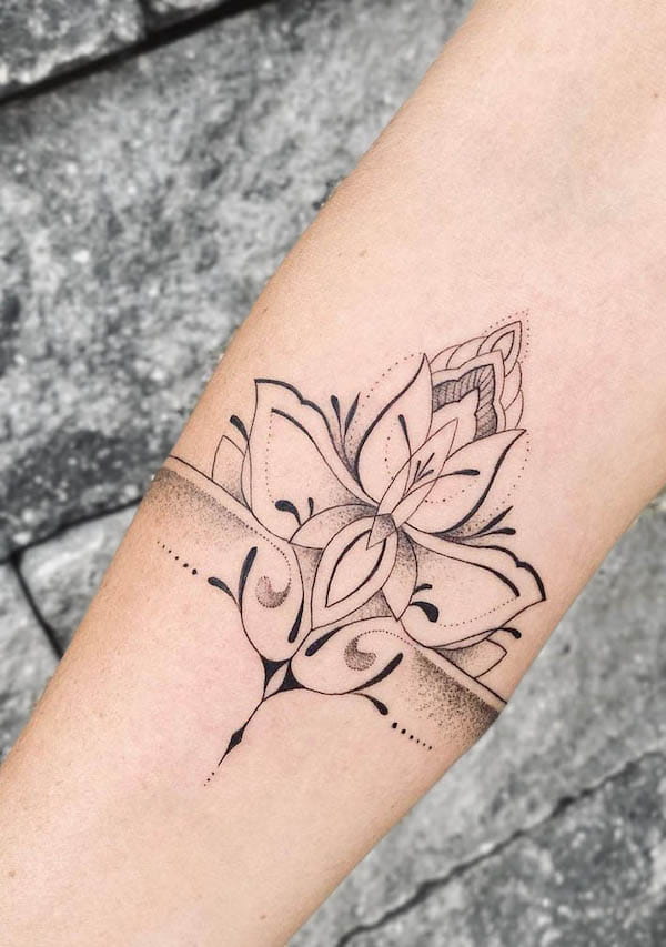 Lotus ornamental armband tattoo by @tattoo.tante_kaethe