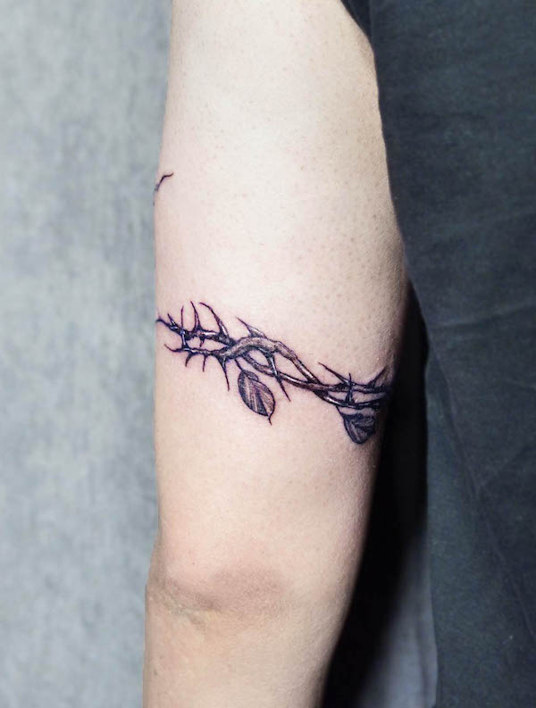 Thorn armband tattoo by @hugo.c.y