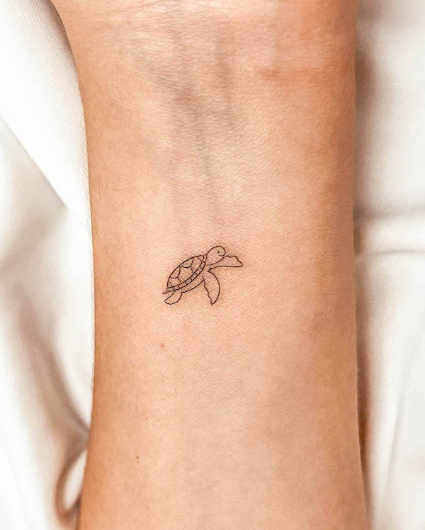 Small turtle wrist tattoo by @relampago.tattoo