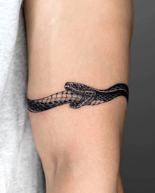 Armband ouroboros tattoo by @hanstattooer