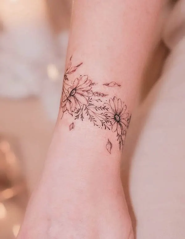 Daisy April birth flower tattoo by @modelajna