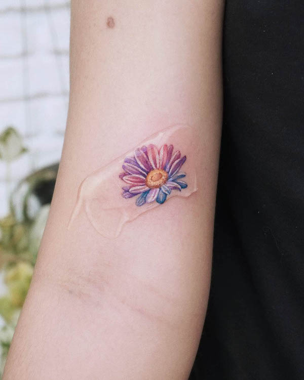 Daisy April birth flower tattoo by @second.b2