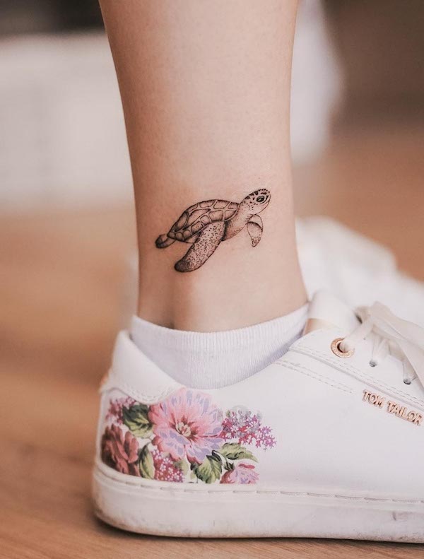 Sea turtle ankle tattoo by @atelier.l.rosie