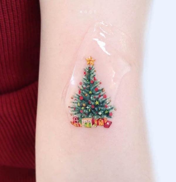 Adorable Christmas tree tattoo by @dettolphin