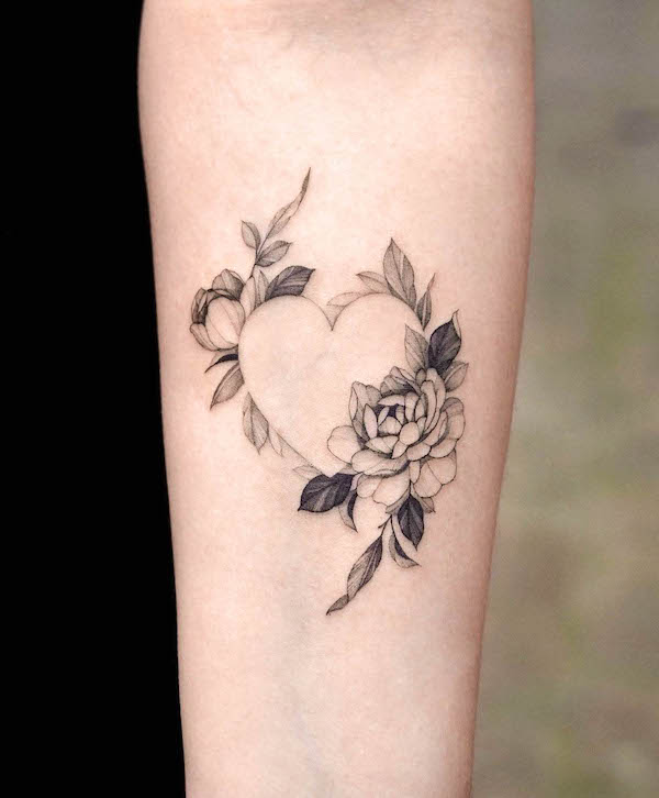 Heart roses tattoo small  Black heart tattoos Rose heart tattoo Heart  flower tattoo