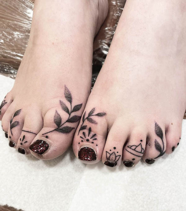 Decorative elements toe tattoos by @ladyhans