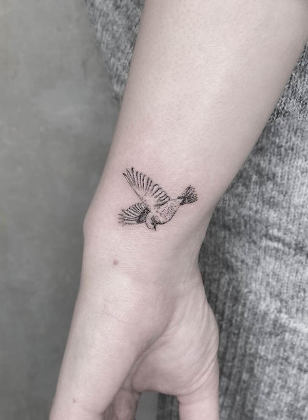 Fine line bird tattoo on the wrist by @marvelous_tattooer