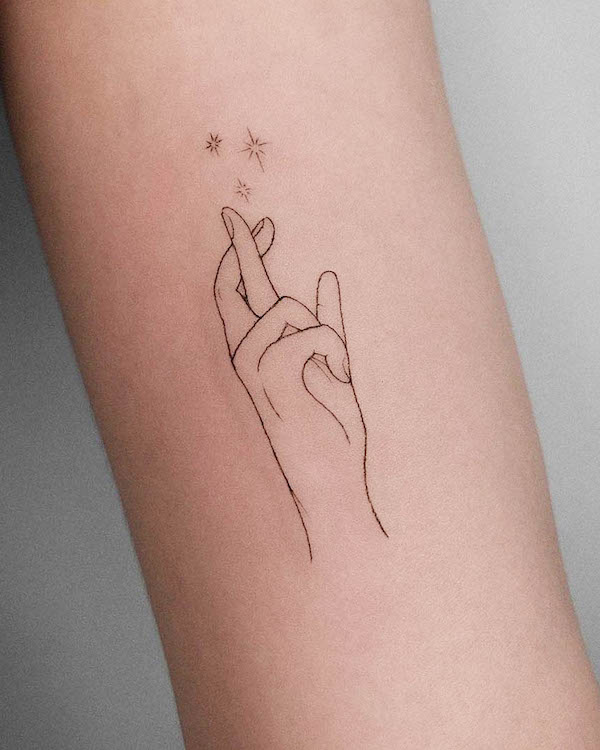 Fingers crossed by @lailayanez.tattoo