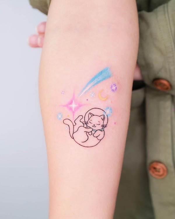 Adorable cat and shooting star tattoo by @guseul_tattoo
